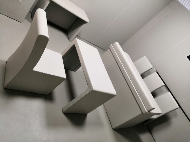 遼寧省紀委審訊室防撞軟包家具桌椅工程案例建設效果圖.jpg 遼寧省紀委審訊室防撞軟包家具桌椅工程案例建設效果圖.jpg